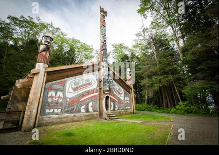 Totem Bight State Historical Park, Ketchikan, Alaska, USA, zeigt eine Sammlung von Totem-Polen der Ureinwohner Amerikas und das wandernde Rabenclan-Haus. Stockfoto