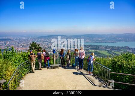 Menschen am Aussichtspunkt, Top of Zurich, Blick vom Uetliberg auf die Stadt Zürich und den Zürichsee, den Zürichsee, den Kanton Zürich, die Schweiz Stockfoto