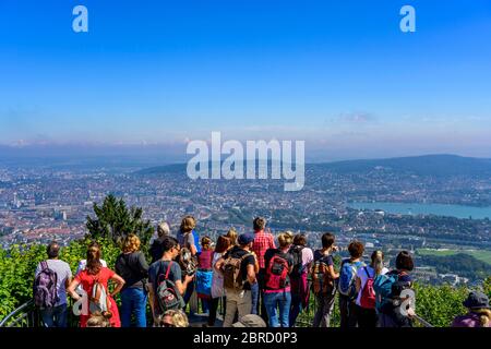 Menschen am Aussichtspunkt, Top of Zurich, Blick vom Uetliberg auf die Stadt Zürich und den Zürichsee, den Zürichsee, den Kanton Zürich, die Schweiz Stockfoto