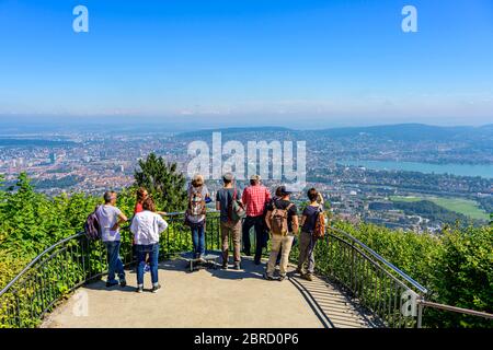 Menschen am Aussichtspunkt, Top of Zurich, Blick vom Uetliberg auf die Stadt Zürich und den Zürichsee, den Zürichsee, den Kanton Zürich, die Schweiz Stockfoto