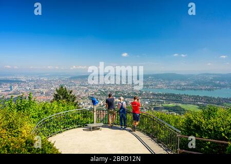 Menschen am Aussichtspunkt, Top of Zurich, Blick vom Uetliberg auf die Stadt Zürich und den Zürichsee, den Zürichsee, den Kanton Zürich, die Schweiz Stockfoto