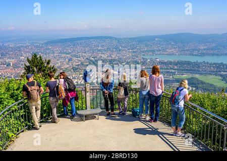 Menschen am Aussichtspunkt, Top of Zurich, Blick vom Uetliberg auf die Stadt Zürich und den Zürichsee, den Zürichsee, den Kanton Zürich, die Schweiz Stockfoto