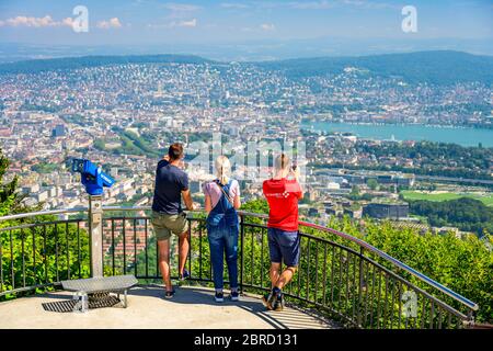 Menschen am Aussichtspunkt, Top of Zurich, Blick vom Uetliberg auf die Stadt Zürich und den Zürichsee, den Zürichsee, den Kanton Zürich, die Schweiz Stockfoto