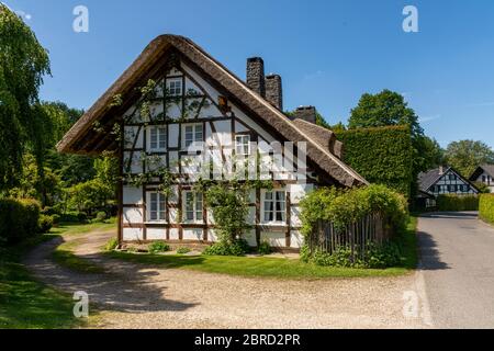 Höfen, Deutschland - 17. Mai 2020: Straße mit traditionellen Fachwerkhäusern Stockfoto