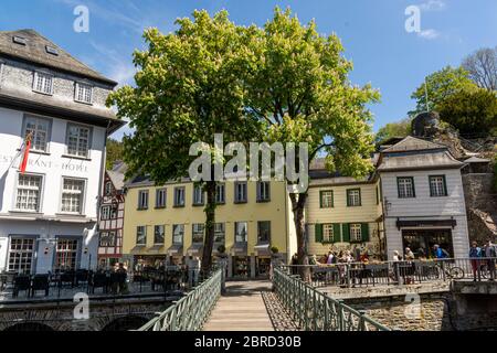 Monschau, Deutschland - 17. Mai 2020 Brücke über die Rur und die Rur Straße im Hintergrund Stockfoto