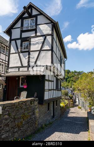 Monschau, Deutschland - 17. Mai 2020: Fachwerkhaus in der Stadt Stockfoto