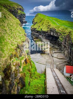 Blick auf den Hafen von Gjogv auf die Färöer Inseln Stockfoto