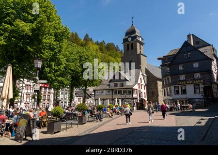 Monschau, Deutschland - 17. Mai 2020: Lebhafter Marktplatz in der Innenstadt Stockfoto