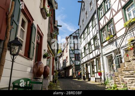 Monschau, Deutschland - 17. Mai 2020: Schmale Straße im Stadtzentrum Stockfoto