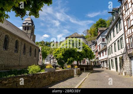 Monschau, Deutschland - 17. Mai 2020 Fluss Rur und Aukloster Stockfoto