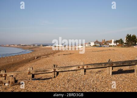 Der Kiesstrand in der Pevensey Bay an der östlichen sussex Küste Stockfoto