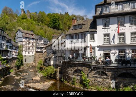 Monschau, Deutschland - 17. Mai 2020: Rur und Burgruine Stockfoto