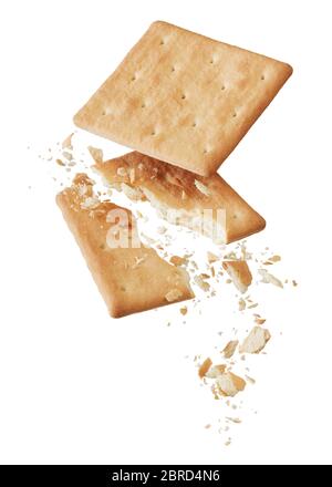 Gebrochene Cracker mit Krümel auf weiß isoliert Stockfoto