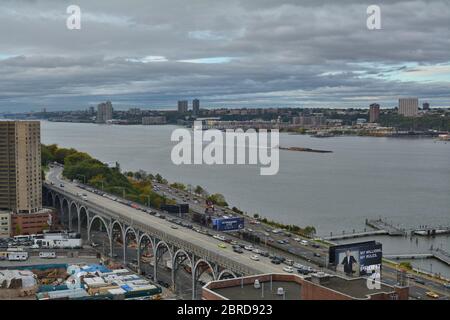 NEW YORK CITY, USA - 24. OKTOBER 2014: Blick auf Harlem und den Hudson River im Norden Manhattans. New York City ist das kulturelle und finanzielle Stockfoto