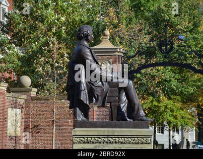 CAMBRIDGE, USA - 20. OKTOBER 2014: Statue von Charles Sumner vor dem Eingang der Harvard University. Harvard ist die renommierteste und älteste Univer Stockfoto