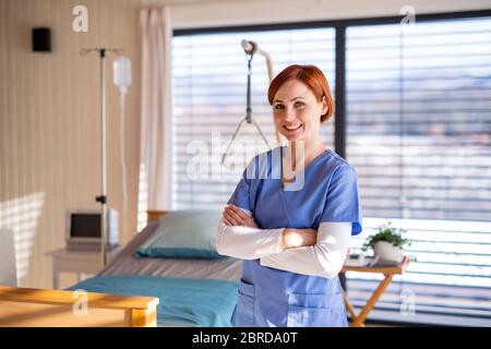 Porträt einer Ärztin oder Krankenschwester im Krankenhauszimmer. Stockfoto