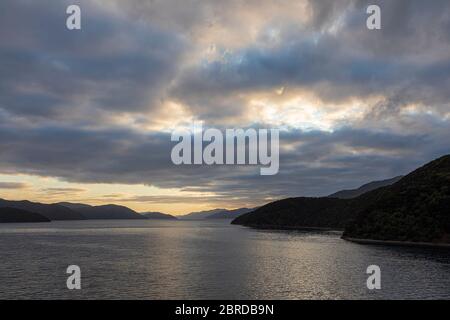 Sonnenaufgang im Queen Charlotte Sound von der Cook Strait Ferry, Marlborough Sounds, Marlborough, Südinsel, Neuseeland Stockfoto