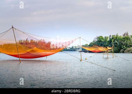 Stationäre Lift Netz Angelfalle am Cua Dai Beach, Hoi an, Vietnam. Hoian ist von der UNESCO als Weltkulturerbe anerkannt. Stockfoto