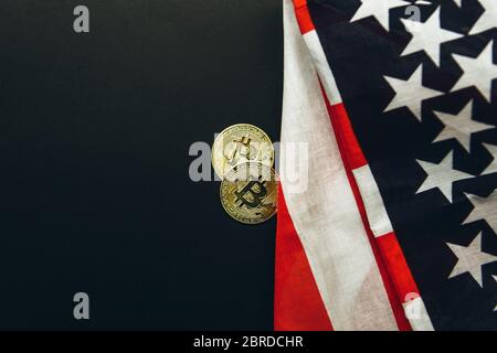 Bitcoin Cryptocurrency Münzen neben amerikanischem Flaggenhintergrund. Stockfoto