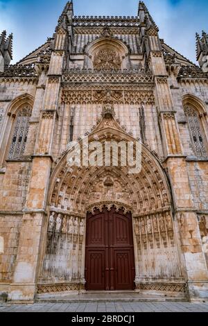 Portral auf der westlichen Fassade des Klosters von Saint Mary of the Victory in Batalha, Portugal Stockfoto