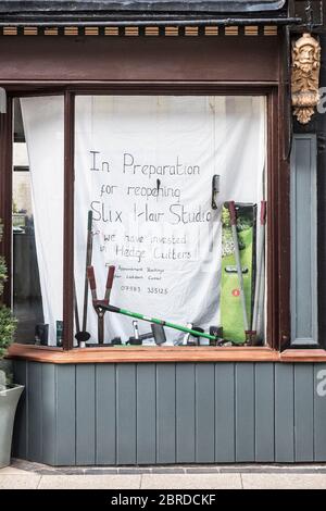 Alles bereit, um wieder an die Arbeit zu gehen - ein Friseurgeschäft Fenster mit einer Anzeige von Hecken, Beschneidschere, Clipper etc., Presteigne, Powys, Wales, UK Stockfoto