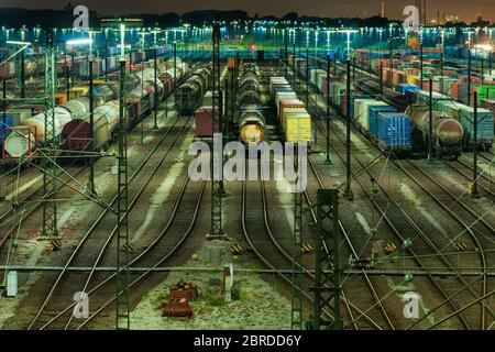 Der Rangierbahnhof in Maschen bei Nacht Stockfoto