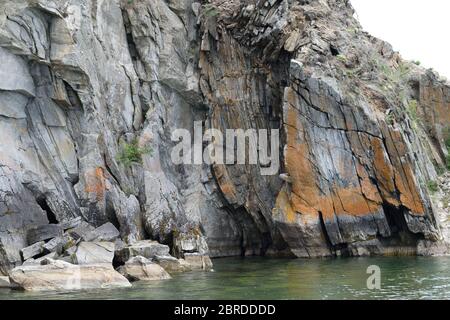 Natürliche Felsschichten in einem Ausbiss auf Olchon Island, Baikalsee, Russland Stockfoto