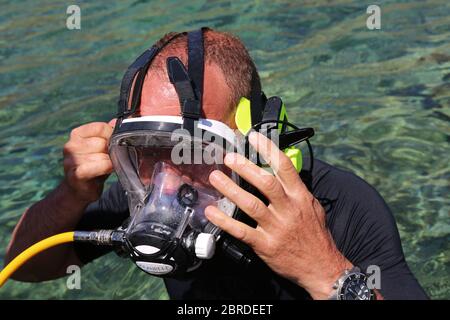 Scuba Diver mit Vollmaske Stockfoto