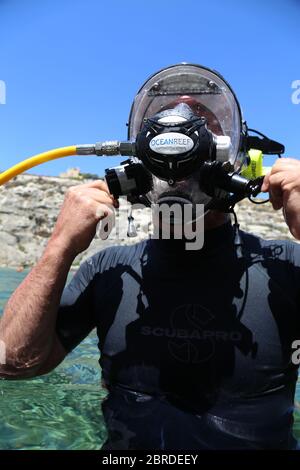 Scuba Diver mit Vollmaske Stockfoto