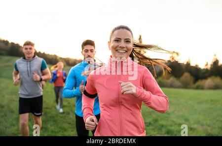 Eine große Gruppe von Menschen läuft durch die Natur. Stockfoto