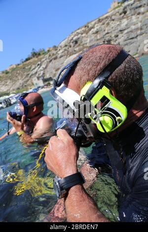 Scuba Diver mit Vollmaske Stockfoto