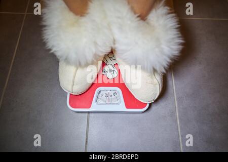 Pfaffenhofen, 17. Mai 2020. Frau mit alpaka-Stiefeln auf einer analogen Waage. © Peter Schatz / Alamy Stock Photos Stockfoto