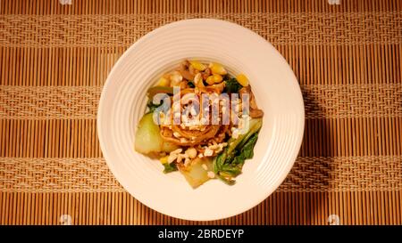 DAN DAN GLUTENFREIE NUDELN MIT MAIS, PAK CHOY, PILZE, CAPSICUM, ZWIEBELN, SPINAT Stockfoto