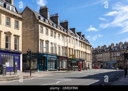 George Street ist normalerweise eine sehr befahrene Straße mit Staus in Bath, aber während der Coronavirus (COVID‑19) Pandemie ist die Straße praktisch leer Stockfoto