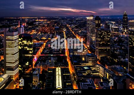 Das Finanzviertel von Frankfurt am Main bei Nacht Stockfoto