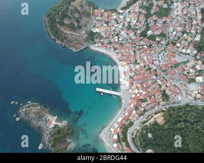 Luftaufnahme parga griechische traditionelle Stadt und Insel in der Nähe von preveza berühmte touristische Destination in griechenland epirus Stockfoto