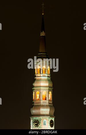 Die Kirche Sankt Katharinen in Hamburg in der Nacht Stockfoto