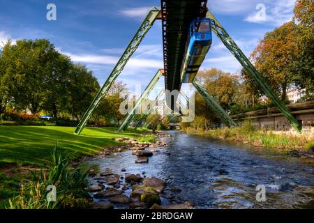 Ein Zug der Wuppertaler Hängebahn über den Wupper Stockfoto