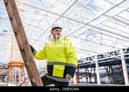 Ein Mann Arbeiter im Freien auf der Baustelle, arbeitet. Stockfoto