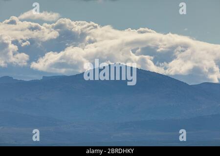 Landschaft von Bergen mit Wolken in der Moncayo-Region und der iberischen Bergsystem, Blick auf Cabezo de Los Frailes in der Tabuenca-Region, Ta Stockfoto