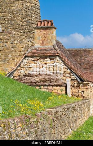 Prudhomat, Lot/Frankreich; 03. März 2016. Die Burg erhebt sich am Ende eines felsigen Plateau bilden ein Vorgebirge dank der Anwesenheit eines natürlichen Verwerfung. T Stockfoto