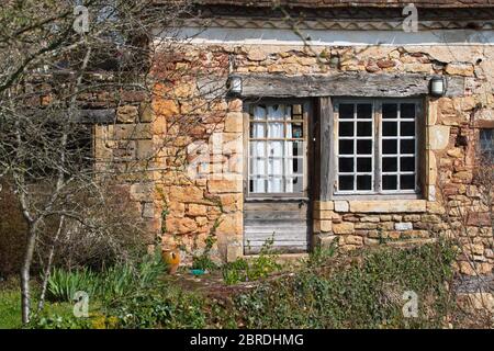 Prudhomat, Lot/Frankreich; 03. März 2016. Die Burg erhebt sich am Ende eines felsigen Plateau bilden ein Vorgebirge dank der Anwesenheit eines natürlichen Verwerfung. T Stockfoto