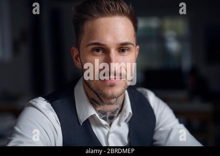 Ein Vorderansicht des jungen Geschäftsmannes im Büro. Stockfoto
