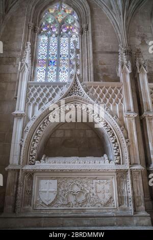 Gräber von Fürsten in der Gründerkapelle des Klosters der Heiligen Maria des Sieges in Batalha, Portugal Stockfoto