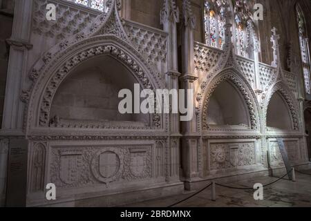 Gräber von Fürsten in der Gründerkapelle des Klosters der Heiligen Maria des Sieges in Batalha, Portugal Stockfoto