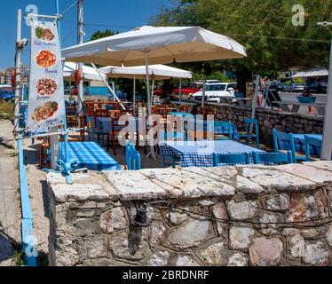 Leere, menschenleere Tische und Stühle vor einer Taverne in Korfu-Stadt, Korfu, Griechenland Stockfoto