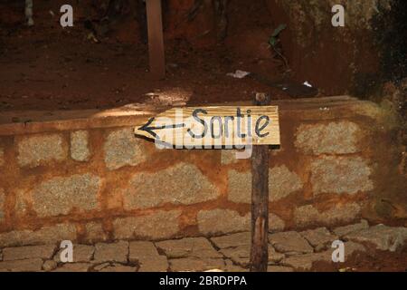 Ausfahrtstafel im Wald neben Ampangorinana Village Nosy Komba Island, Madagaskar. Stockfoto