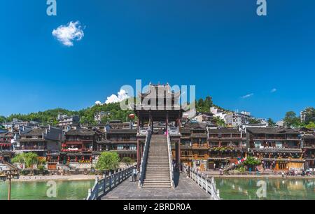 Feng Huang, China - August 2019: Stufen und Treppen zum Aussichtspunkt auf der malerischen Steinbrücke über den Tuojiang Fluss Tuo Jiang Fluss im alten Old to Stockfoto