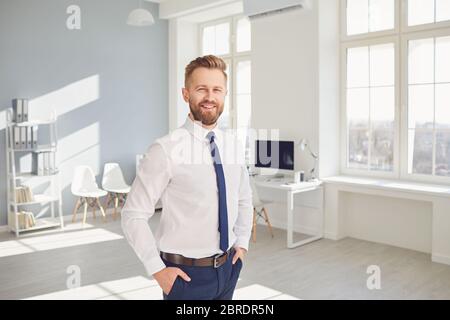 Positive Geschäftsmann Arbeiter Manager hält ein Clipboard in der Hand lächelnd arbeitet in modernen Büro. Stockfoto