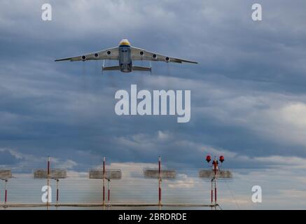 Kiew, Ukraine - 10. Mai 2020: Die ukrainische Maschine Antonov AN-225 Mriya fliegt am Flughafen Gostomel. Das größte Flugzeug der Welt. UR-82060 größte Stockfoto